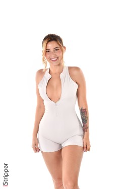 Agatha Vega - Dia De Entrenamiento - 1