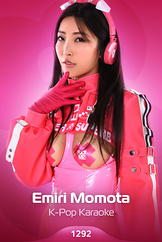 Emiri Momota stripteasing